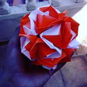 Kusudama. Arts, Crafts, and Paper Craft project by Daniela Chirinos - 09.28.2018