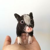 Cerdito en Vellón - Needle Felting con lana de Colombia en figura articulada. Design de brinquedos, e Design de personagens projeto de Laura Muñoz - 20.12.2018
