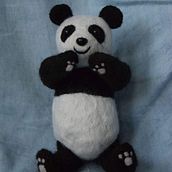 Panda con Bufanda - En Needle Felting con Vellón de Lana de Colombia. Design de brinquedos, e Design de personagens projeto de Laura Muñoz - 20.12.2018