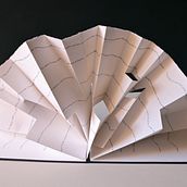 La Ciudad. Acordeón con pliegues pop-up. Papel acuarela de 240 gr, con gofrado y escritura manual. 2018. Fine Arts, and Writing project by Luis Izquierdo García - 12.21.2018