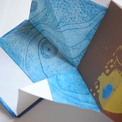 Libro azul geométrico. Een project van  Boekbinding,  Beeldende kunst y Collage van Beatriz Dipp - 01.02.2019
