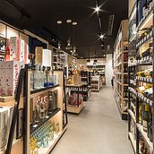 Delivinos_Tienda Delicatessen. Architecture, Interior Architecture, Br, ing, Identit, Creative Consulting, Lighting Design, Interior Design, Furniture Design, Making & Industrial Design project by Kombu Design - 10.22.2017