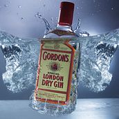 Gordon's Gin. Un projet de Photographie, Photographie de studio, Photographie de produits, Photographie numérique, Éclairage photographique, Postproduction photographique , et Retouche photographique de Carlos Pérez - 20.12.2014