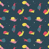 ¿Qué hacen los caracoles por las noches?. Un proyecto de Pattern Design, Diseño gráfico e Ilustración tradicional de Ana Laura Califa - 25.04.2019