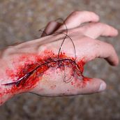 FX and MakeUp,  "Cut in the hand". Un proyecto de Creatividad, Escultura, Bellas Artes, Cine, Cine, vídeo, televisión, Fotografía, Fotografía artística, Pintura, Pintura a la acuarela y Producción audiovisual					 de Alba Mariné Villar - 03.05.2019