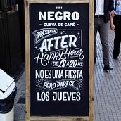 Pizarras - Negro, cueva de café . Br, ing e Identidade, Caligrafia, e Lettering projeto de Ximena Jiménez - 07.05.2019
