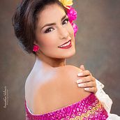 Fotografía de Belleza. Photograph, Studio Photograph, Fashion Photograph, and Portrait Photograph project by Jonnathan Valencia Gaspar - 06.14.2019