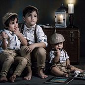 Los Tres Hermanos. Esta fotografía es de mis pequeños nietos. Tratamos de darle un ambiente vintage, con la ropa y los accesorios decorativos.  Espero les guste, y espero sus comentarios. . Fotografie portret de Joaquin Vila - 11.25.2019