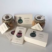 Chocolates Frigiliana. Een project van Productontwerp y Grafisch ontwerp van Yrene Contreras - 09.06.2018