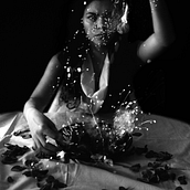 Hierba (prendida fuego) sobre el almuerzo). Fine Arts, Photograph, Fine-Art Photograph, Portrait Photograph, and Digital Photograph project by Agostina Campisi - 11.23.2019