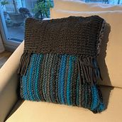 Mi Proyecto del curso: Técnicas básicas de knitting y crochet/Cojín para  mi sala. Un proyecto de Tejido de Miriam Valverde - 20.01.2020