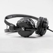 Loconoise Sennheiser hd25 cascos customizados. 3D, Product Design, Industrial Design, Studio Photograph, Product Photograph, Instagram Photograph, Photographic Lighting, and 3D Modeling project by Jose Cunyat - 08.15.2019