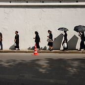 La muerte del Rey (Tailandia). Un proyecto de Arte urbano, Composición fotográfica, Escenografía, Fotografía, Fotografía artística, Fotografía de retrato, Fotografía digital, Fotografía documental, Fotografía en exteriores, Iluminación fotográfica y Paisajismo de Rebeca Camino - 16.03.2020