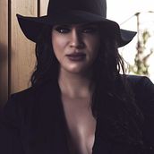 Dama de Negro. Portrait Photograph project by Francisco Gonzalez - 04.09.2020
