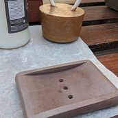 Mi Proyecto del curso: Jabonera y tope de puerta de concreto pigmento marrón. Un progetto di Artigianato di Robert Rocas - 17.04.2020