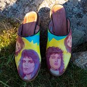 Zapatos pintados a mano de Queen. Een project van Craft,  Beeldende kunst, Naaiwerk,  Creativiteit, Kostuumontwerp, Schilderij,  Acr y lschilderij van Jennifer Alarza - 24.04.2020