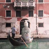 surrealismo, Venecia ( contexto ), objeto ( alcohol en gel ).. Photographic Composition project by Damián García - 05.11.2020