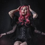Hail The Queen. Photographic Composition, Photograph, Fine-Art Photograph, Studio Photograph, Fashion Photograph, Portrait Photograph, and Photographic Lighting project by Ferd Alcala - 05.12.2020