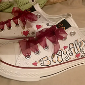 Custom details: Bride sneakers. DIY, and Traditional illustration project by Lidia Casanova Barquero - 05.26.2020