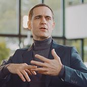 Netflix & Samsung. La Casa de Papel - Commercial. Un proyecto de Cine, Cine, vídeo, televisión, Corrección de color, Fotografía publicitaria, Producción audiovisual					, Publicidad y Realización audiovisual de Daniel González Canal - 26.05.2020