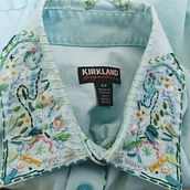 Mi Proyecto del curso: Técnicas básicas , bordé el cuello de una camisa con una mezcla de todas las puntadas. . Un progetto di  di Claudia Apreza - 27.05.2020