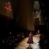 Fashion Show + Expo Audiovisual en Museo Guggenheim Bilbao: "IED 25 años Diseñando el Futuro en España.. Un proyecto de Br, ing e Identidad, Diseño, Diseño de moda, Diseño gráfico, Educación, Eventos, Marketing y Motion Graphics de Hernan Ordoñez - 06.06.2020