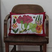 Cojín inspirado en las flores de mi jardín.. Un progetto di Ricamo e Fashion design di Teresa Gómez - 08.06.2020