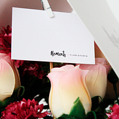 Moments Floristería. Arts, Crafts, Br, ing, Identit, Design, Logo Design, Digital Design, Editorial Design, Graphic Design, Photograph, Naming, Packaging, and Advertising project by Carla Antúnez - 06.25.2017
