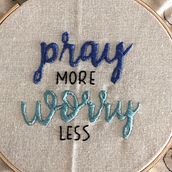 pray more worry less. Un proyecto de Bordado de Marian Suarez - 22.05.2020