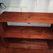 Mueble de madera picado ensamblado y acabado con herramientas manuales tales como hoja de cierra, destornillador manual, pliegos de lijas con un taquito de madera y pintado con brocha(por no poseer herramientas pero si muchas ganas de crear . Marcenaria projeto de José luis Ruette - 16.07.2020
