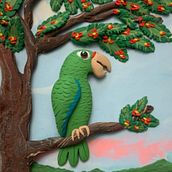 Parrot in Flora   - Ploymer clay plaque. Un proyecto de Cerámica, Artesanía, Creatividad y Escultura de Limarie Cintrón - 18.08.2020