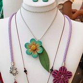 Flower necklace and earrings in polymer clay. Un proyecto de Cerámica, Artesanía, Creatividad, Diseño de jo y as de Limarie Cintrón - 18.08.2020