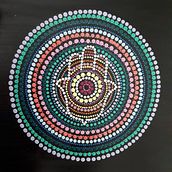 Hamsa en puntillismo con acrilico sobre madera. Arts, and Crafts project by Débora Castillo - 07.28.2019
