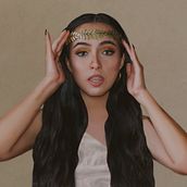 "Modern Hera" (Autorretrato fotográfico conceptual). Concept Art, Artistic Drawing, Photograph, Fine-Art Photograph, Portrait Photograph, Digital Photograph, and Narrative project by Minhah Chavez - 08.30.2020
