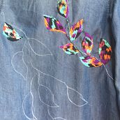 Camisa de jean con hojas bordadas manchadas. Embroider project by jusalve - 09.03.2020