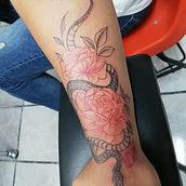 Mi Proyecto del curso: Serpiente entre flores.. Tattoo Design project by Christian Levien - 09.04.2020