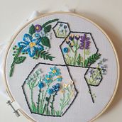 Flores con geomatría. Un progetto di Ricamo di irene_sanchez_prieto - 27.09.2020
