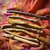 Ogham sticks. Un projet de Artisanat de Lisa Rakestraw - 02.10.2020