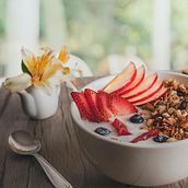 Fresas y cereales flotantes Ein Projekt aus dem Bereich Gastronomiefotografie von Cris Lake - 20.11.2020