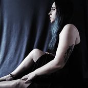  I long and I cuddle myself. Self-Portrait Photograph, and Mobile Photograph project by Caroline Martins - 12.06.2020