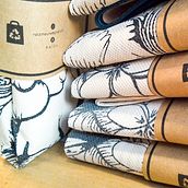 Printed Tote Bags - Raíz. Sewing, Drawing, Design, Traditional illustration, Ink Illustration, and Screen Printing project by Agustina Guzmán Huarriz - 12.13.2020