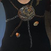 Camisa Negra Reoarada con Bordado . Un projet de Céramique, Collage, Couture, Création de motifs, Peinture acr, lique , et Peinture numérique de Elizabeth Gonzalez - 26.12.2020
