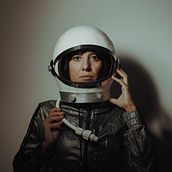 Astronauta (autorretrato). Fotografia de retrato projeto de Amanda Rodrigues - 09.01.2021