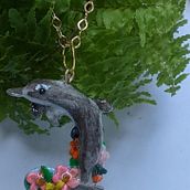 Me encantan los delfines y lo que representan, por eso mi proyecto es un hermoso delfin con flores. En una gama de grises y muy coloridas las flores.. Arts, and Crafts project by morelasarmientocab - 01.11.2021