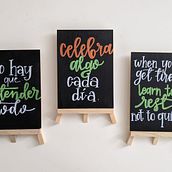 Lettering on Chalkboard . % Nicole Casanova tarafından hazırlanan Kaligrafi, El Yazısı, Ve Harfler projesi - 12.01.2020