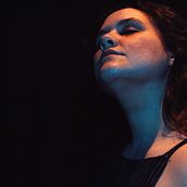 Luces y amor propio. Self-Portrait Photograph, Creativit, Photograph, Portrait Photograph, Digital Photograph, Interior Photograph & Instagram Photograph project by Enara Hernández Manrique - 01.28.2021