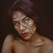 Autorretrato conceptual. Un proyecto de Fotografía publicitaria, Concept Art, Fotografía digital, Fotografía de moda, Fotografía artística, Fotografía para Instagram, Retoque fotográfico, Composición fotográfica, Fotografía, Fotografía de retrato, Autorretrato Fotográfico y Fotografía de estudio de Isabel M. Mejia - 03.02.2021
