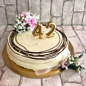 Pastel sencillo con buttercream y flores naturales . Un progetto di  di anna - 10.02.2021