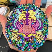 My project in Fashion Design - Painting and Embroidering Garments course - Tiger patch on tulle: creative embroidery, glitter insert and Swarovski Crystals. Un proyecto de Bordado y Artesanía de Erika Reggidori - 26.02.2021