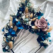 Blue -Violet dream  Floral Headpiece. Projekt z dziedziny Projektowanie dodatków i  Dekoracja wnętrz użytkownika Adina Roxana Colonescu - 03.03.2021